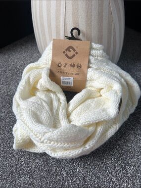 Infinity scarf Women's Cream Knit